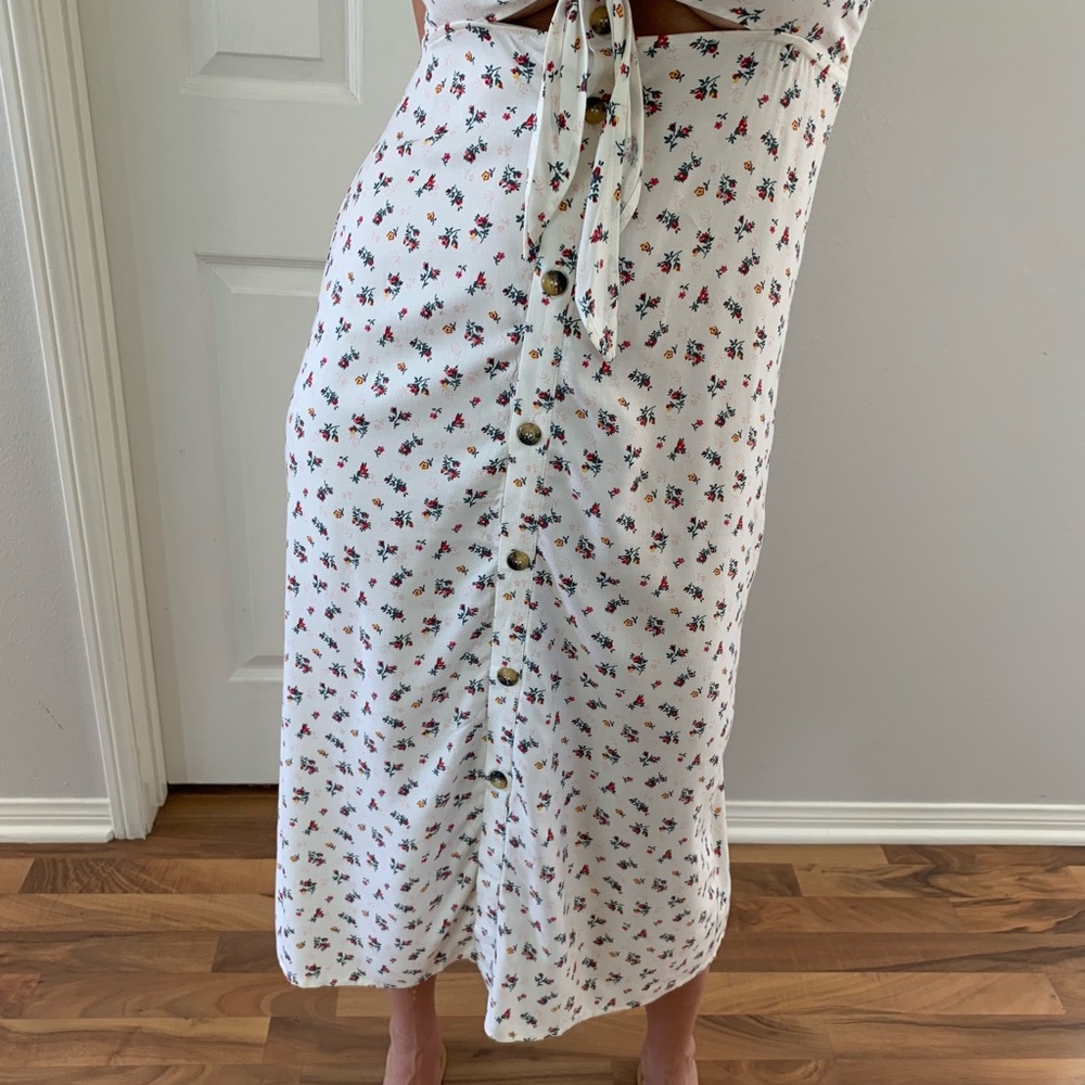 SOLD • Summery White Floral Dress - Picture 2 of 6